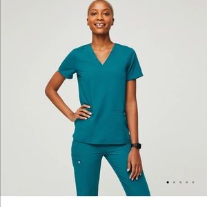 Figs Casma Three-Pocket Scrub Top
